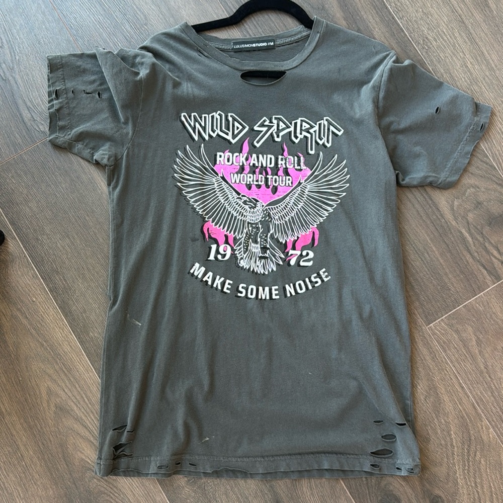 Vici Lulusimon studio t-shirt. Size M. Never worn!